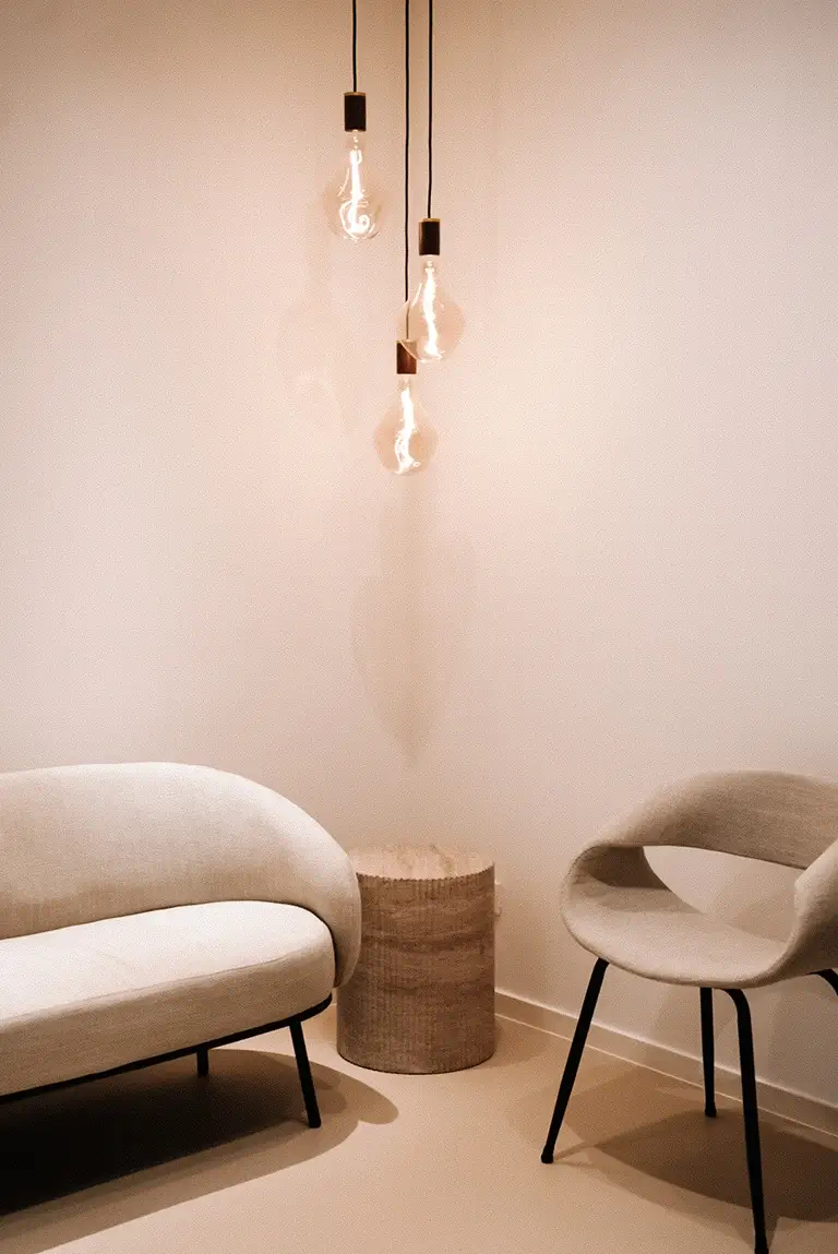 Gemütlicher Wartebereich in der Zahnarztpraxis