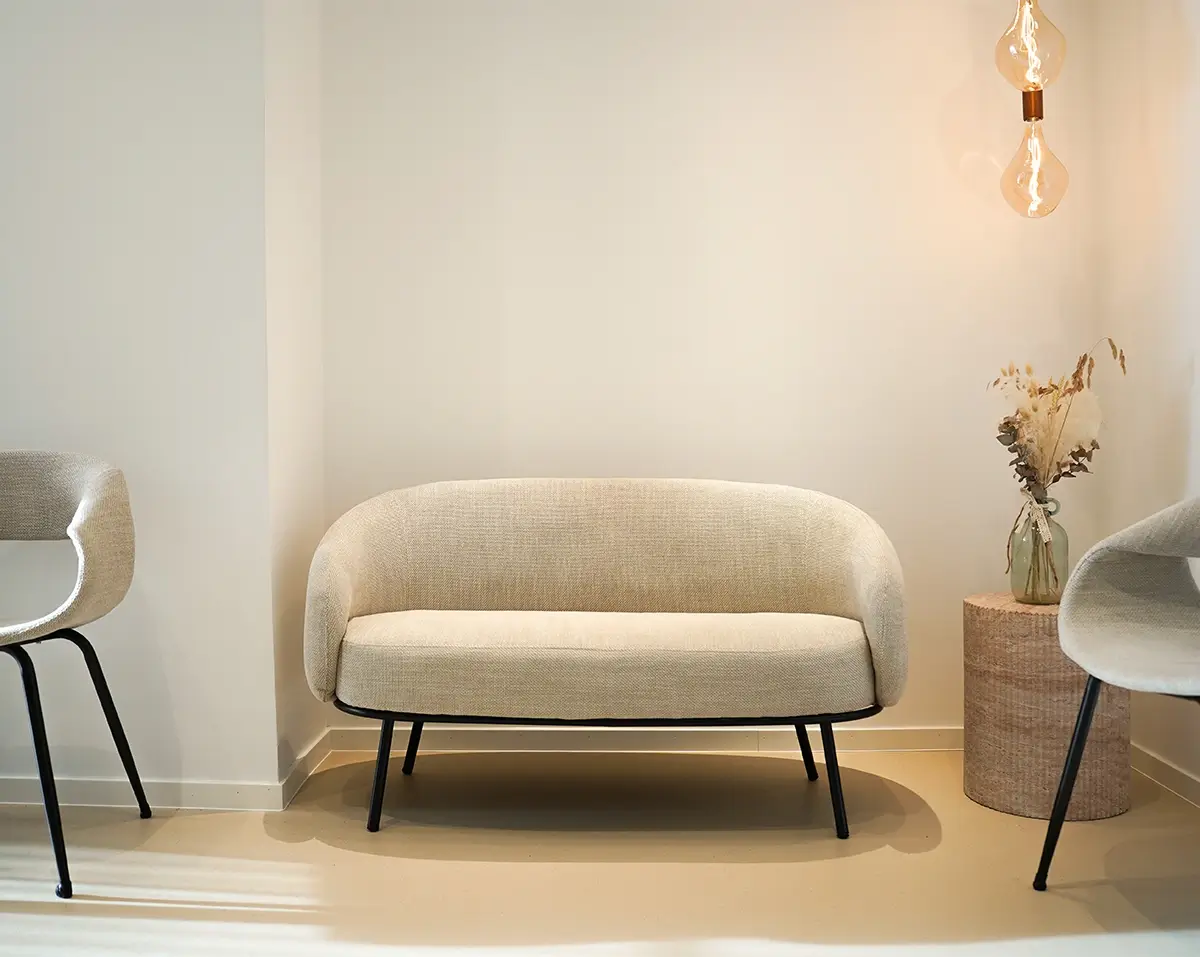 Gemütlicher Wartebereich in der Zahnarztpraxis