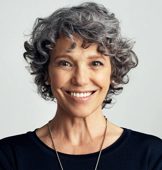 Porträtbild einer älteren, lächelnden Frau