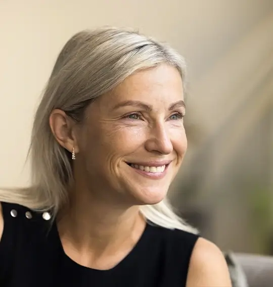 mittelalte lächelnde Frau