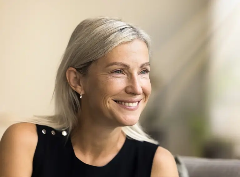 mittelalte lächelnde Frau