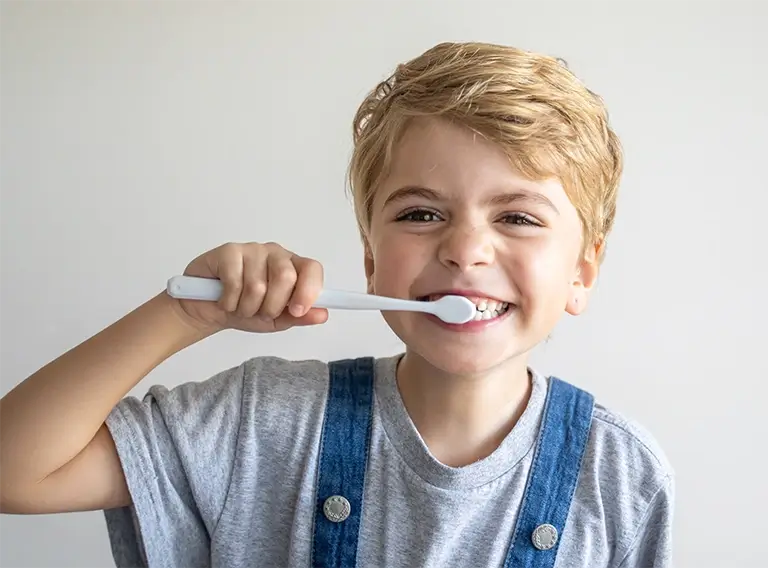 Junge beim Zähnputzen