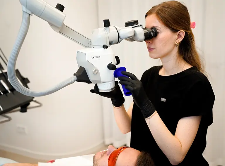 Dr. Lisa Wöllstein bei der Behandlung mit dem OP-Mikroskop