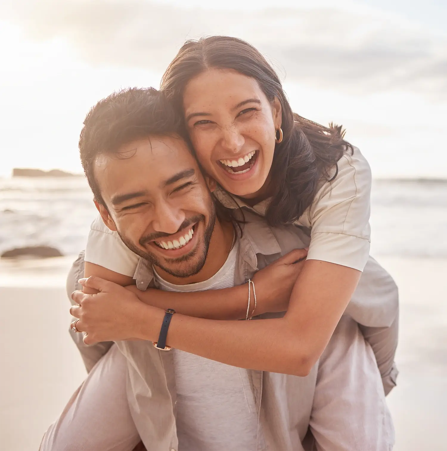 junges, lachendes Paar am Strand