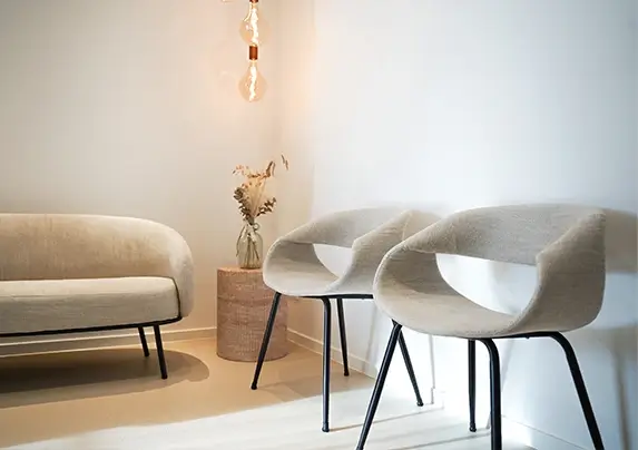 Gemütlicher Wartebereich in der Zahnarztpraxis