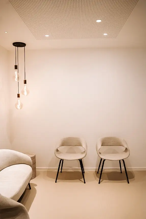 Gemütlicher Wartebereich in der Zahnarztpraxis