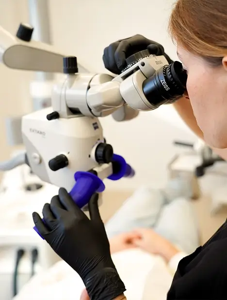 Dr. Lisa Wöllstein bei der Behandlung mit dem OP-Mikroskop