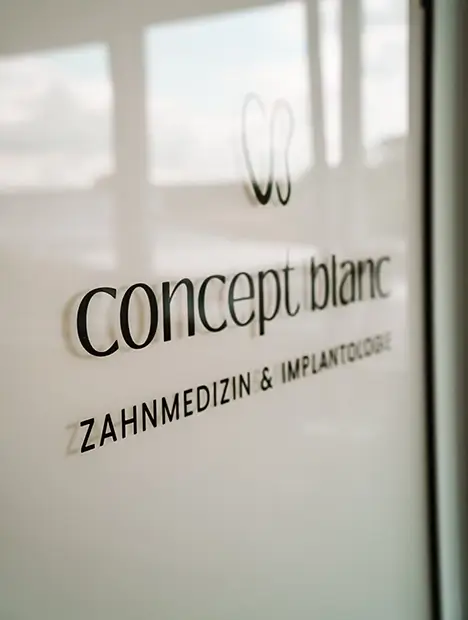 Eingangsbereich mit Logo von concept blanc
